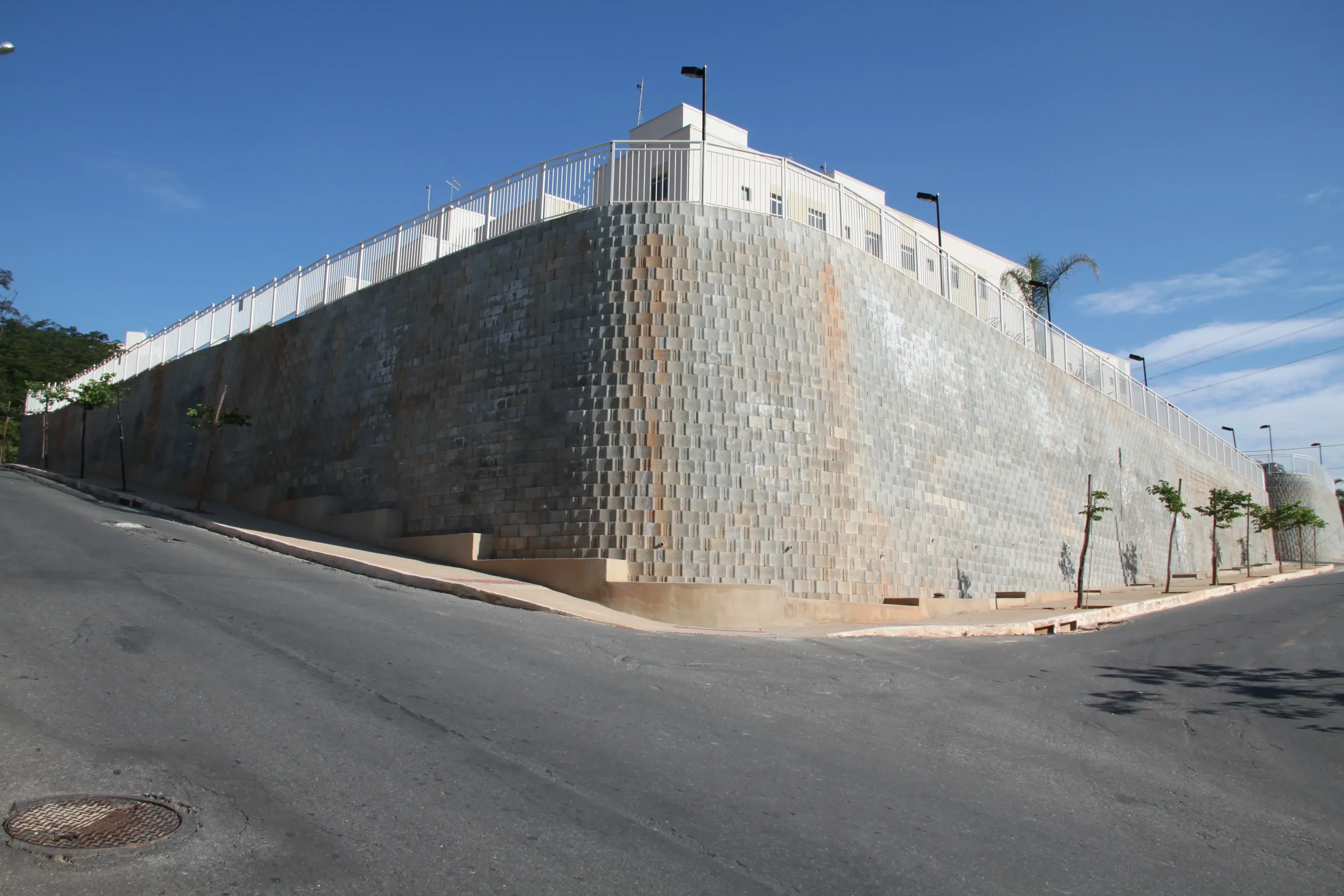 Muro de conten&ccedil;&atilde;o VERTCON entregue pela Geofoco