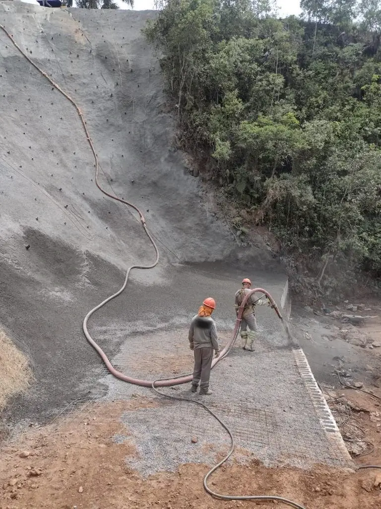 Concreto projetado &middot; solo grampeado